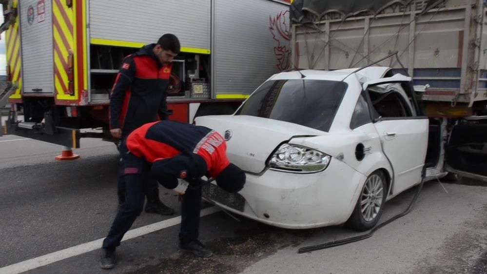 Cenaze yolunda korkunç kaza! Otomobil TIR'a ok gibi saplandı: 2 kişi hayatını kaybetti 2