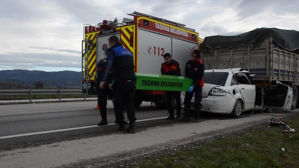 Cenaze yolunda korkunç kaza! Otomobil TIR'a ok gibi saplandı: 2 kişi hayatını kaybetti 3