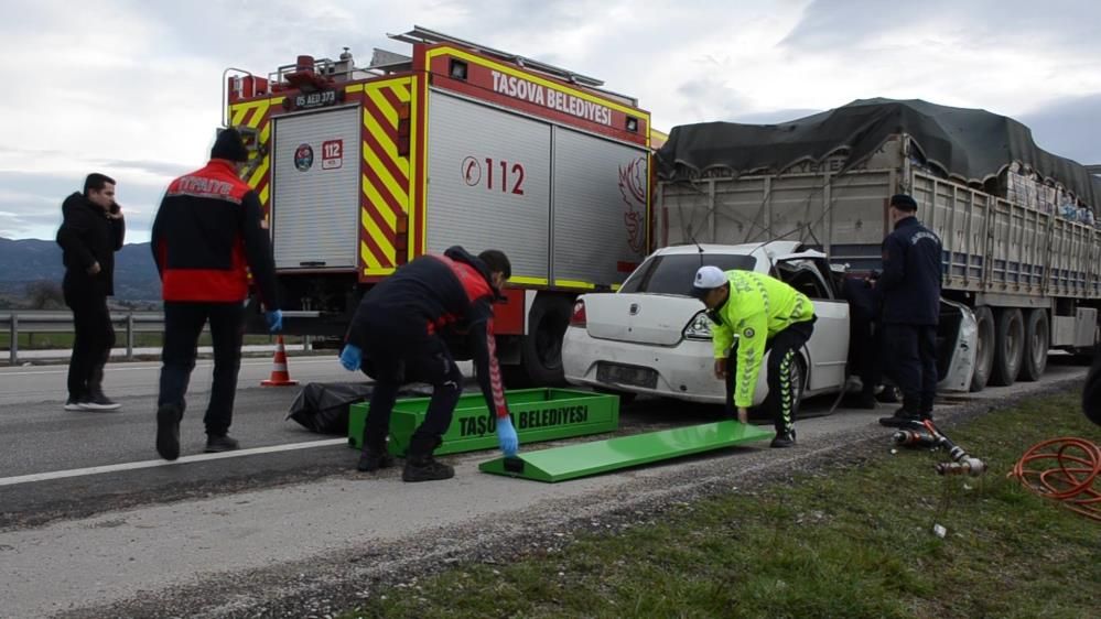 Cenaze yolunda korkunç kaza! Otomobil TIR'a ok gibi saplandı: 2 kişi hayatını kaybetti 4