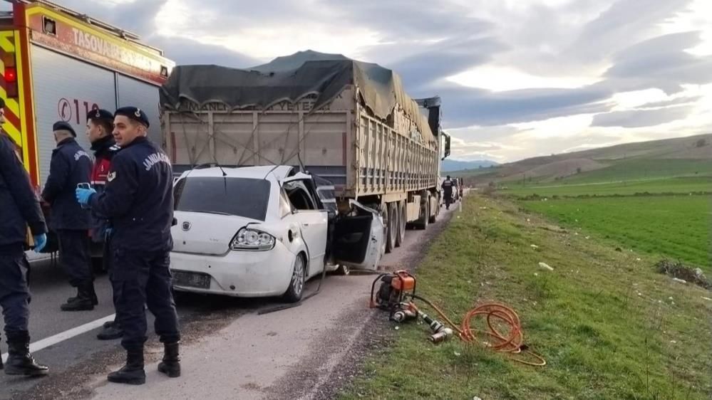 Cenaze yolunda korkunç kaza! Otomobil TIR'a ok gibi saplandı: 2 kişi hayatını kaybetti 5