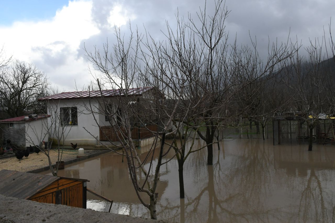 Kuşadası’nda sağanak etkili oldu; evlerin bahçeleri ve tarım arazileri su altında kaldı 4