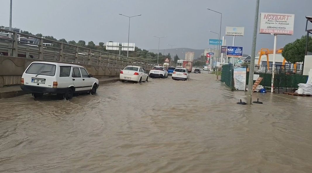 Kuşadası’nda sağanak etkili oldu; evlerin bahçeleri ve tarım arazileri su altında kaldı 3