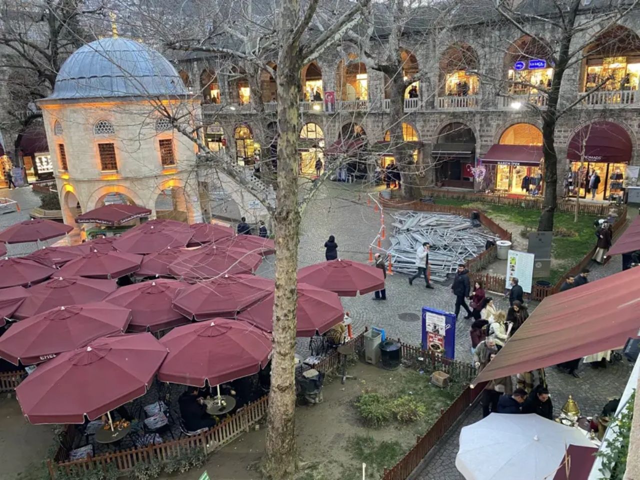 Esnaf rahat bir nefes alacak! Koza Han'da masa ve sandalye tahliyesi durduruldu 2