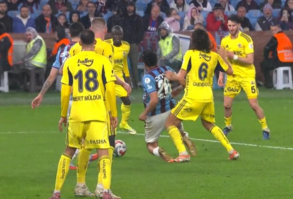 Trio tek tek açıkladı! "Gol öncesi net bir faul var! Anderson Talisca'nın kırmızı kart görmesi gerekirdi" 10
