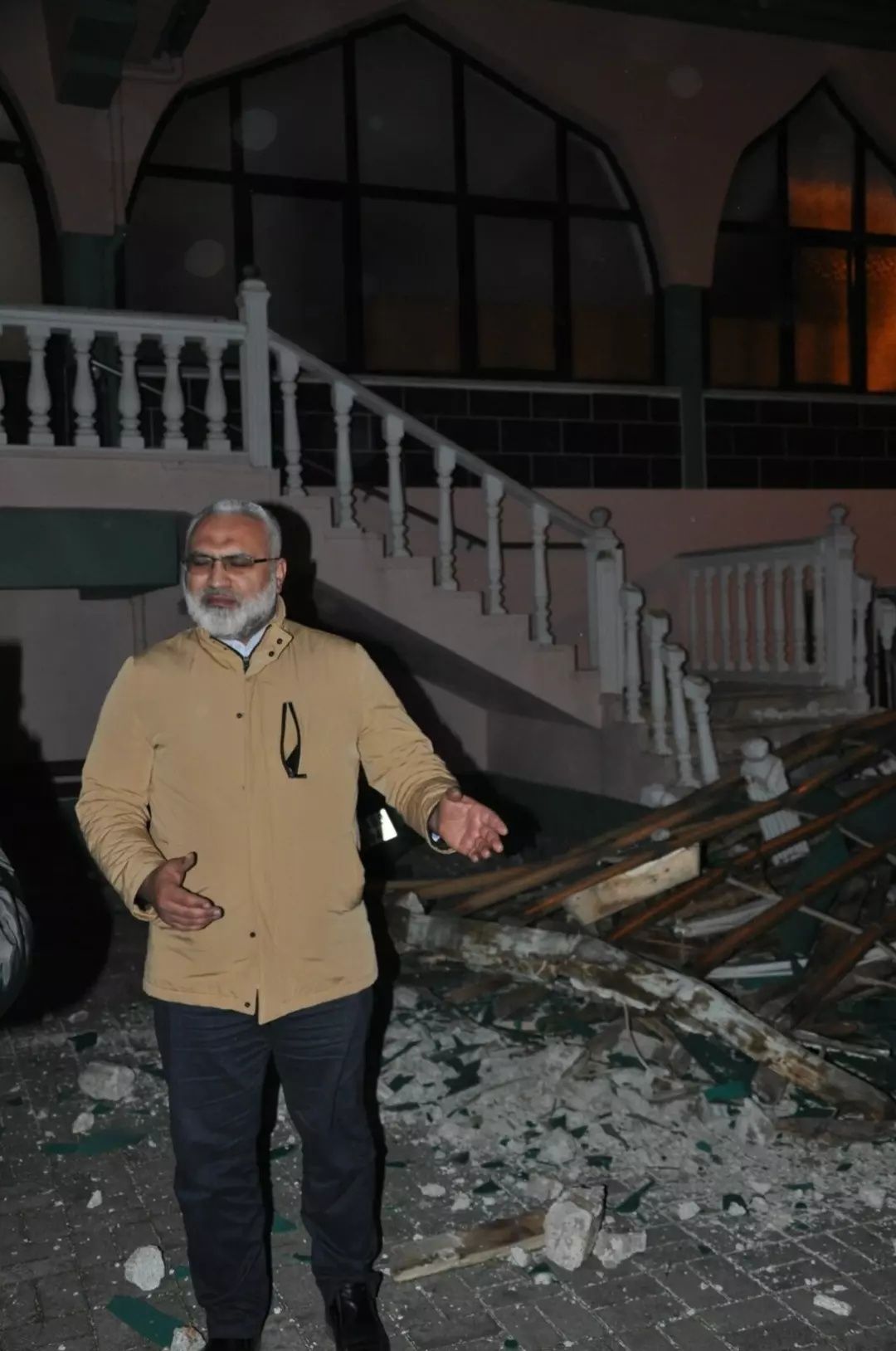 Kabus gibi gece... Lodos yıktı geçti! İstanbul'da çatılar uçtu, Manisa'da minare devrildi! 6