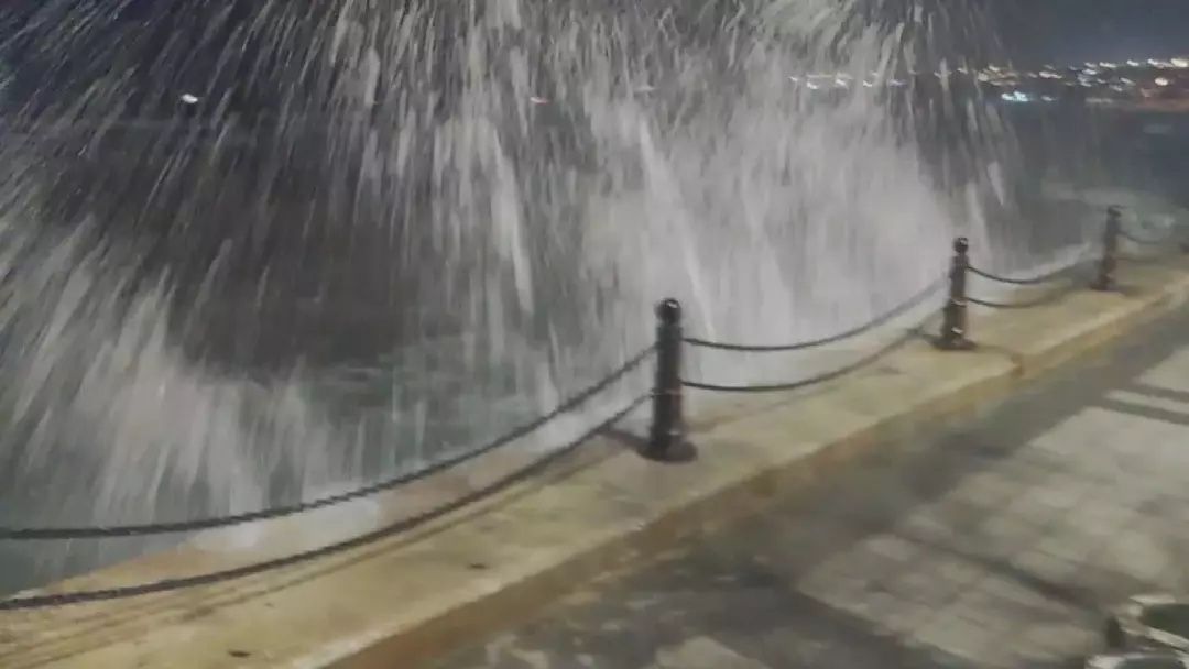 Kabus gibi gece... Lodos yıktı geçti! İstanbul'da çatılar uçtu, Manisa'da minare devrildi! 7