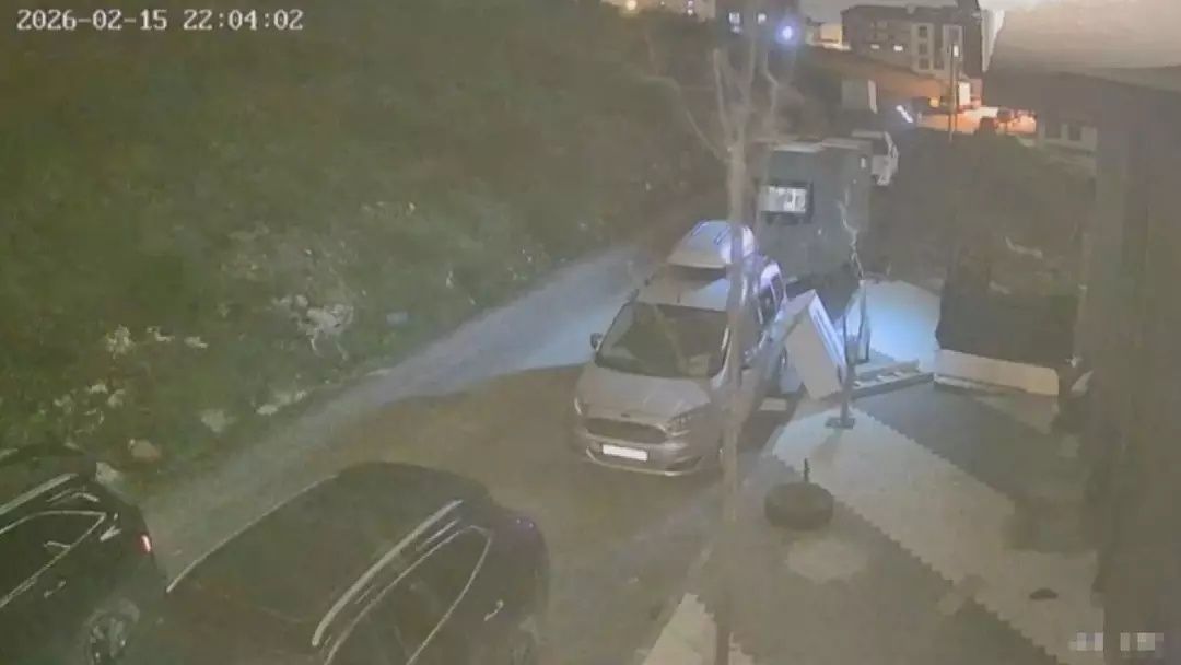 Kabus gibi gece... Lodos yıktı geçti! İstanbul'da çatılar uçtu, Manisa'da minare devrildi! 1