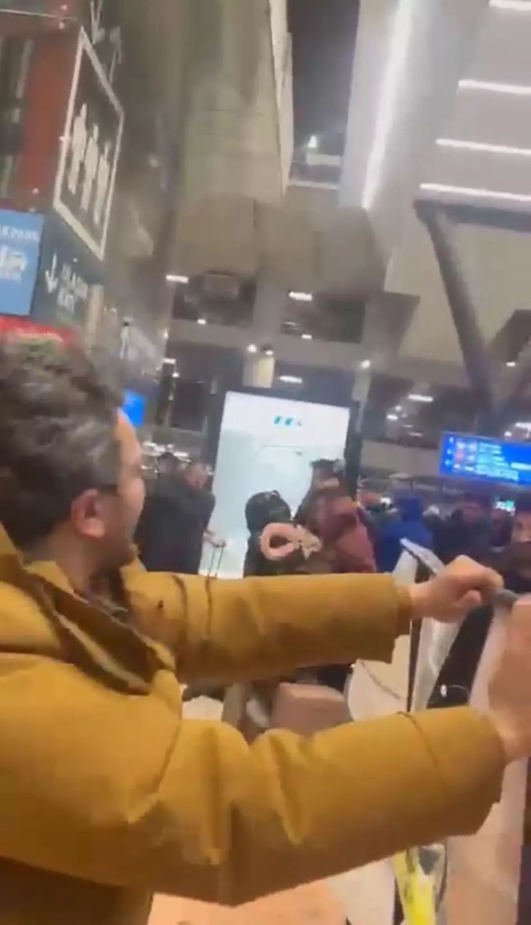 Kabus gibi gece... Lodos yıktı geçti! İstanbul'da çatılar uçtu, Manisa'da minare devrildi! 3
