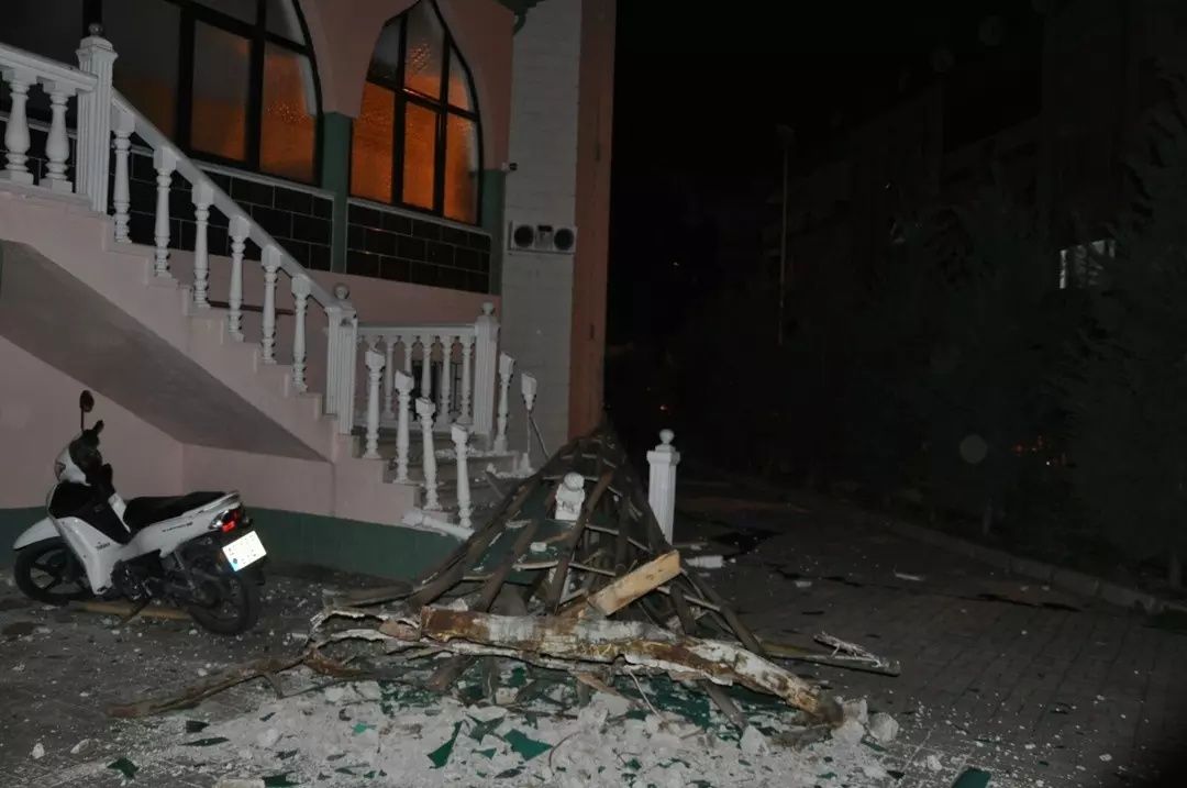 Kabus gibi gece... Lodos yıktı geçti! İstanbul'da çatılar uçtu, Manisa'da minare devrildi! 4