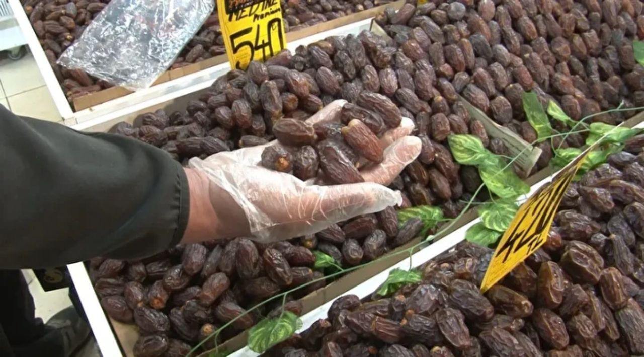 Ramazan sofralarının vazgeçilmezi tezgaha indi! Hurma fiyatları et fiyatlarıyla yarışıyor! Kilosu 190 liradan 1050 liraya kadar çıkıyor 4
