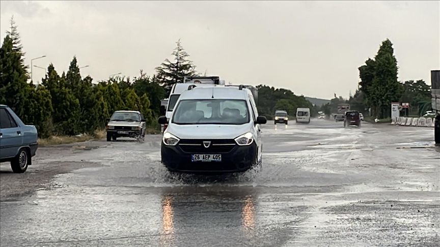 Birçok ilimiz için şiddetli yağış uyarısı geldi! İşte sağanak beklenen illerimiz 11