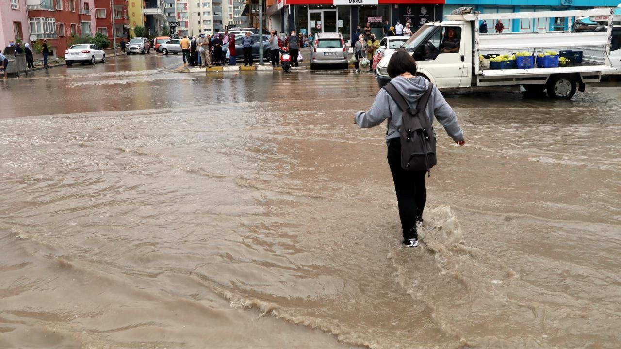 Birçok ilimiz için şiddetli yağış uyarısı geldi! İşte sağanak beklenen illerimiz 21