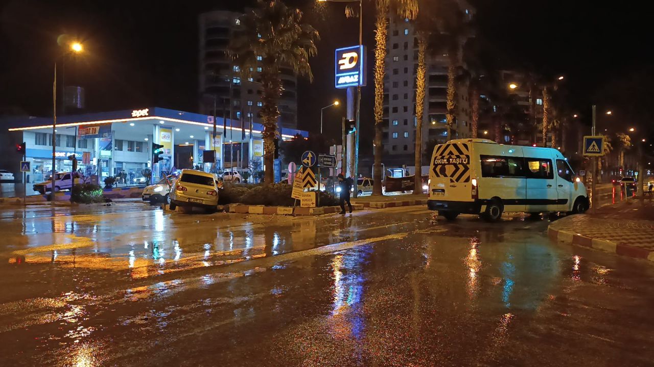 Minibüs ile otomobil çarpıştı! Yaralılar var 2