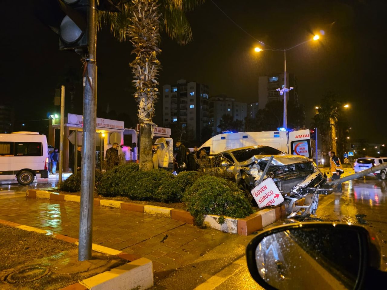 Minibüs ile otomobil çarpıştı! Yaralılar var 3
