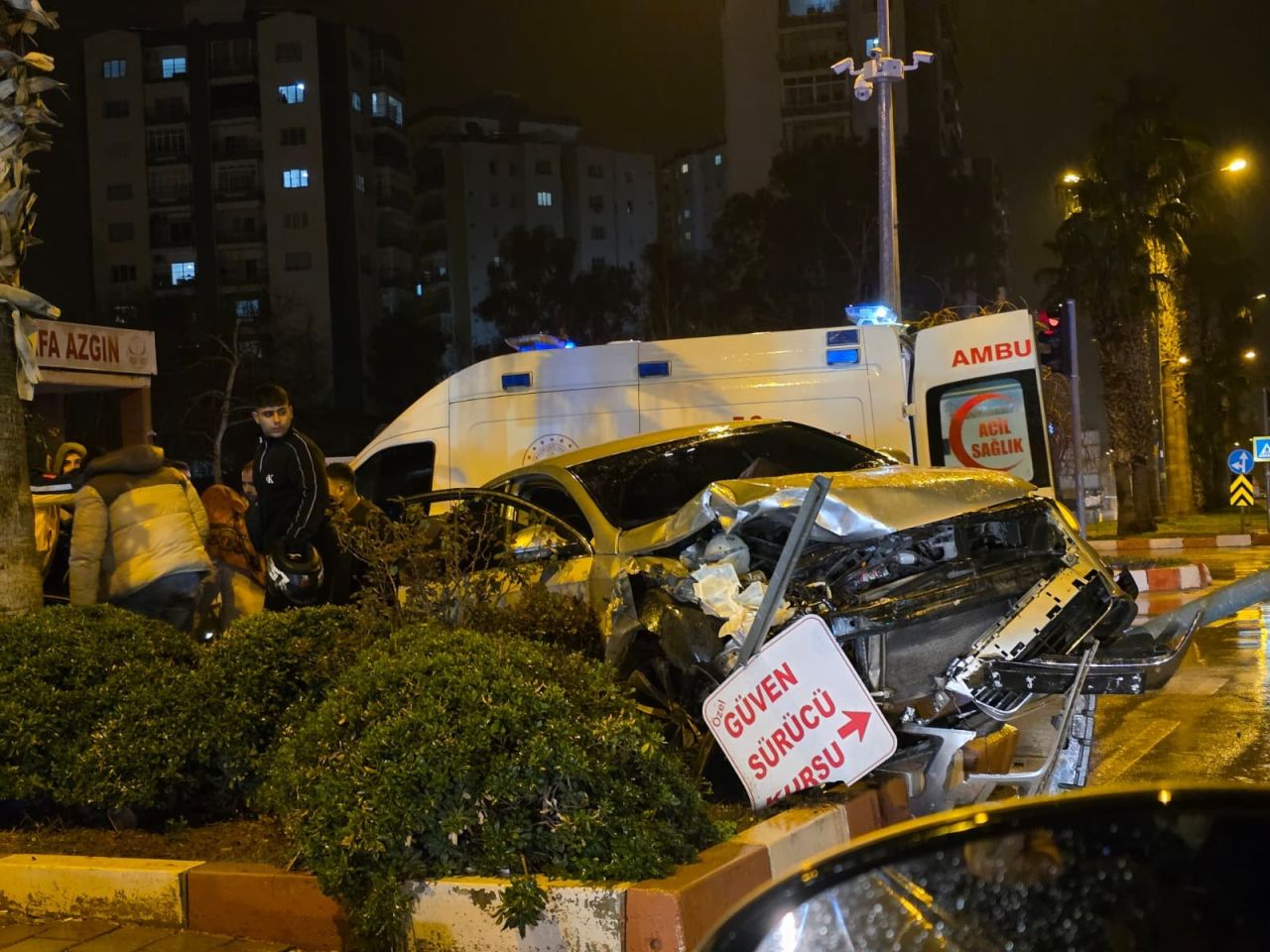Minibüs ile otomobil çarpıştı! Yaralılar var 4