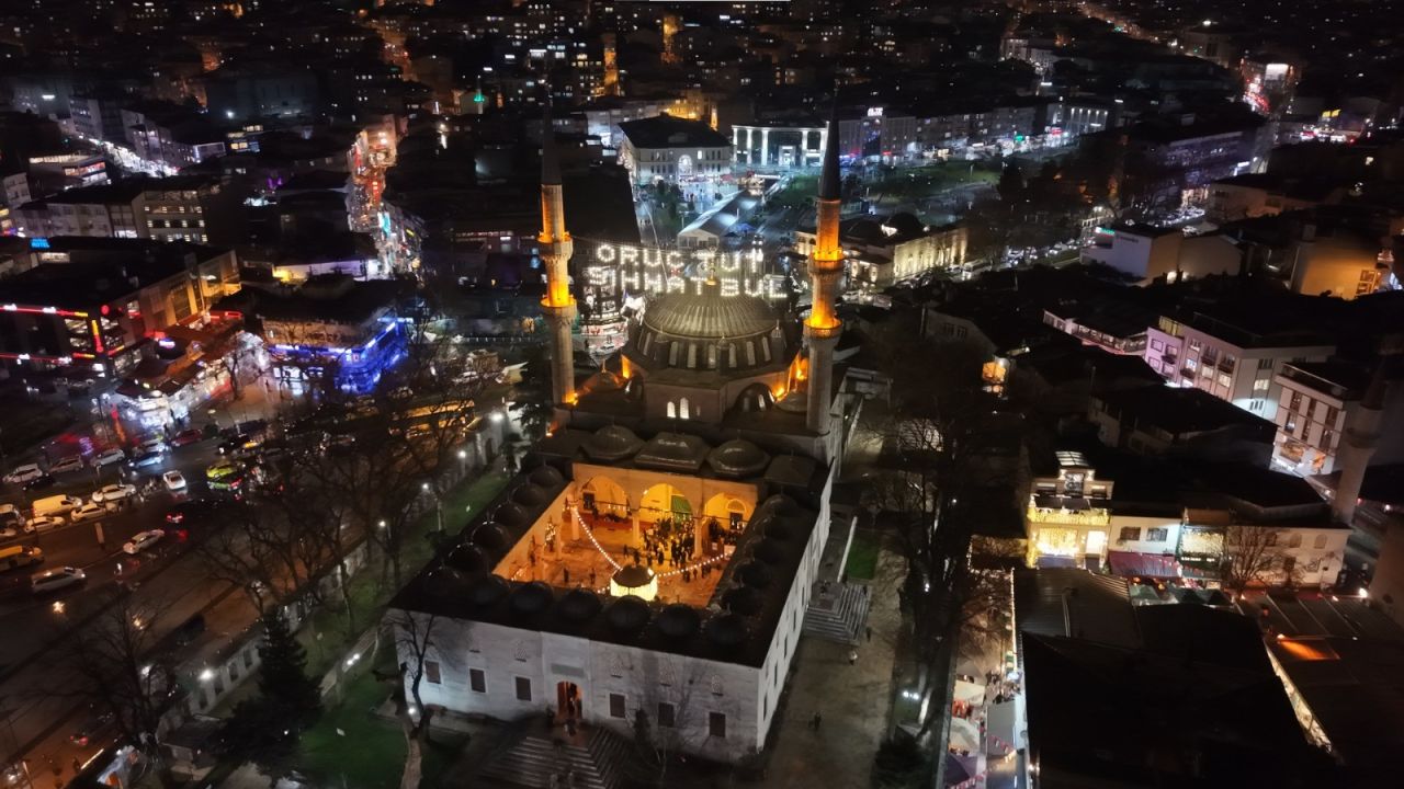 İstanbul'da ilk teravih: Vatandaşlar Eyüpsultan ve Üsküdar'a akın etti 1