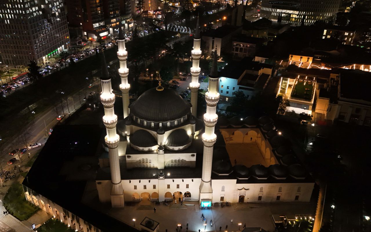 Balkanlar'da Ramazan coşkusu: Camiler doldu taştı 5