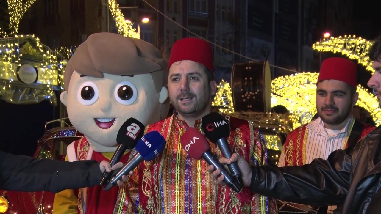 Esenler Belediyesi'nden görülmemiş sahur hizmeti: Klasik araçlarla vatandaşları kaldırdılar 2