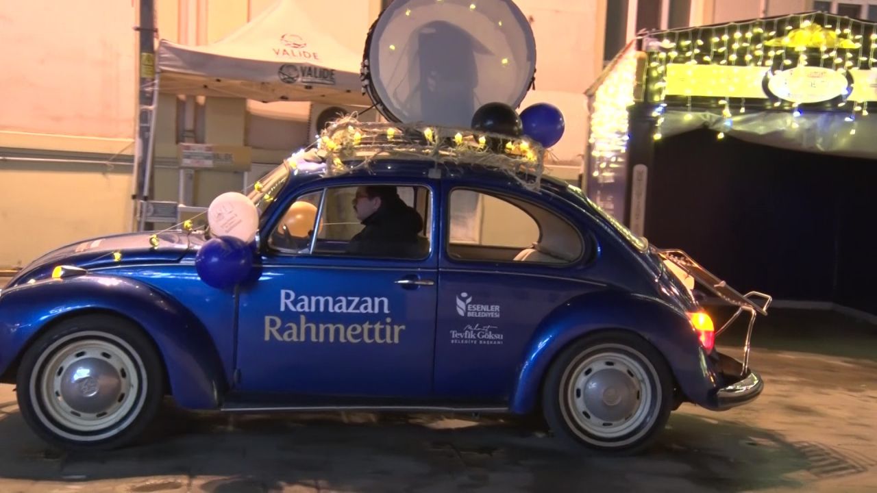 Esenler Belediyesi'nden görülmemiş sahur hizmeti: Klasik araçlarla vatandaşları kaldırdılar 4