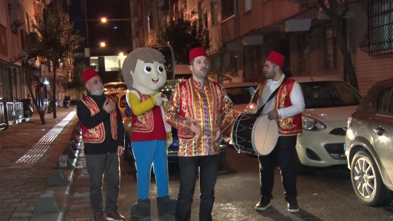 Esenler Belediyesi'nden görülmemiş sahur hizmeti: Klasik araçlarla vatandaşları kaldırdılar 6