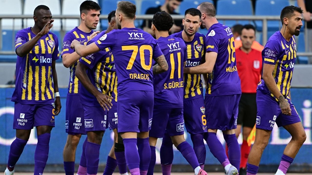 Yapay zeka Süper Lig'in şampiyonunu ve küme düşecek 3 takımı açıkladı! Zirvenin sahibi %68.7 oranla belli oldu: Oran her geçen hafta yükseliyor 7