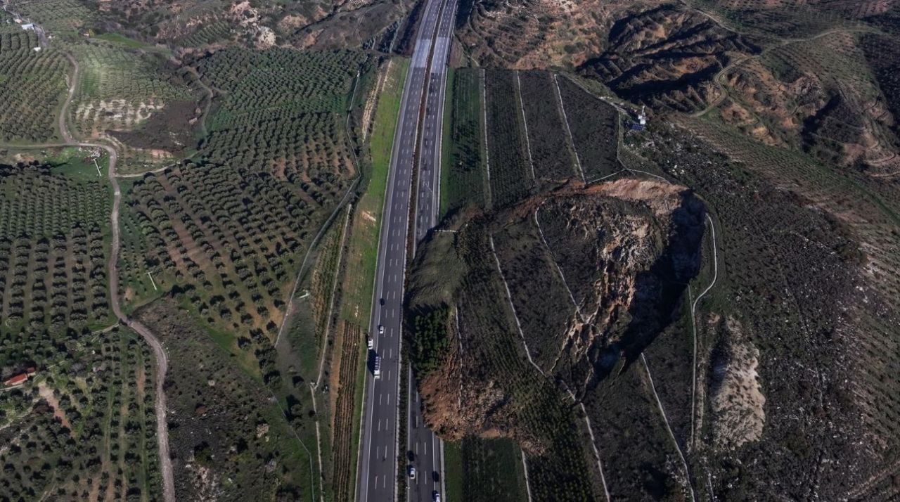 İstanbul-İzmir Otoyolu 'nda toprak kayması! Ulaşıma kapatılan yol yeniden açıldı 6