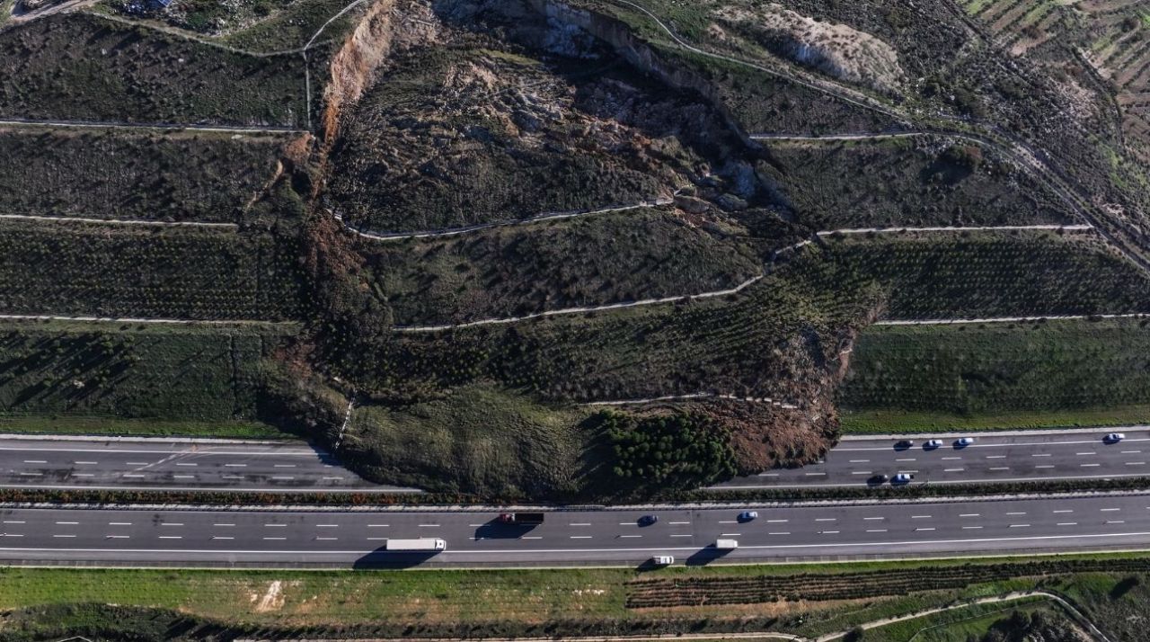 İstanbul-İzmir Otoyolu 'nda toprak kayması! Ulaşıma kapatılan yol yeniden açıldı 5