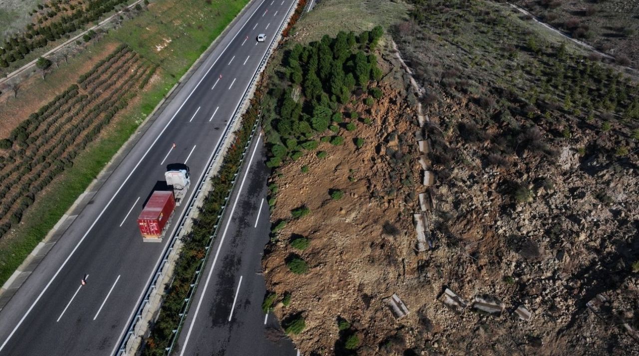 İstanbul-İzmir Otoyolu 'nda toprak kayması! Ulaşıma kapatılan yol yeniden açıldı 3