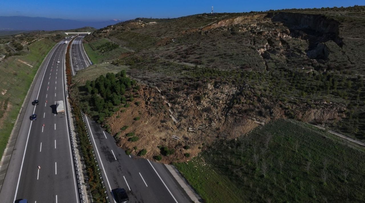 İstanbul-İzmir Otoyolu 'nda toprak kayması! Ulaşıma kapatılan yol yeniden açıldı 1