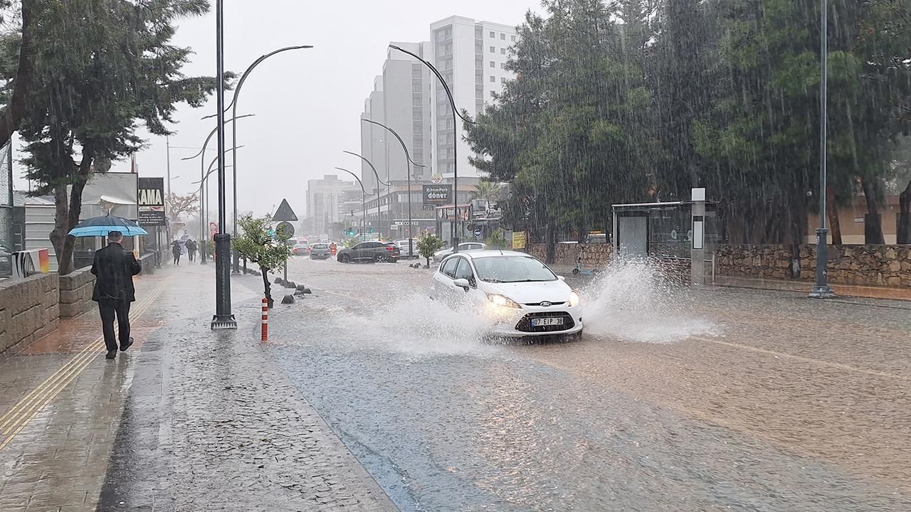 Sağanak yağış uyarısı geldi! Çok sayıda il etkilenecek 12