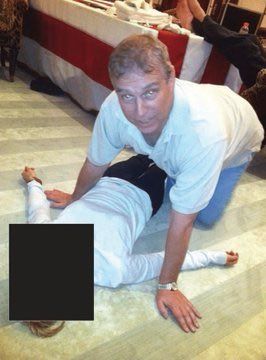 Eski İngiltere Prensi Andrew'u gözaltına aldıran fotoğraf! Epstein dosyasından sızan o belgeler dünyayı ayağa kaldırdı! Küçük çocukla korkunç oyun... 6