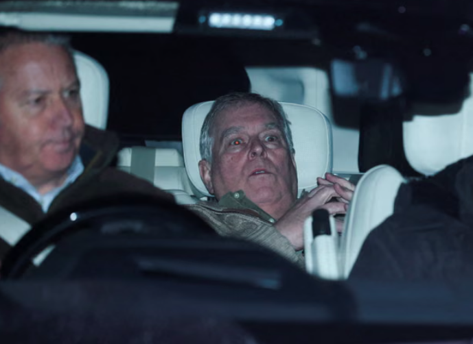 Eski İngiltere Prensi Andrew'u gözaltına aldıran fotoğraf! Epstein dosyasından sızan o belgeler dünyayı ayağa kaldırdı! Küçük çocukla korkunç oyun... 3