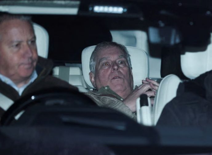 Eski İngiltere Prensi Andrew'u gözaltına aldıran fotoğraf! Epstein dosyasından sızan o belgeler dünyayı ayağa kaldırdı! Küçük çocukla korkunç oyun... 1