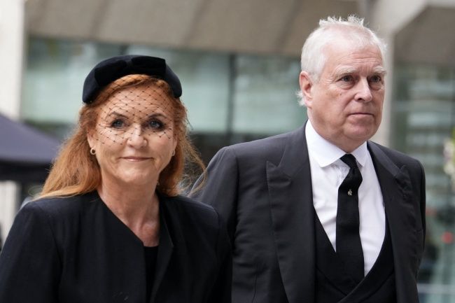 Eski İngiltere Prensi Andrew'u gözaltına aldıran fotoğraf! Epstein dosyasından sızan o belgeler dünyayı ayağa kaldırdı! Küçük çocukla korkunç oyun... 7