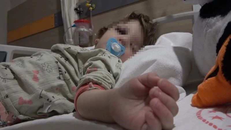 Türkiye, Yalova'daki komşu dehşetini konuşuyor! 14 aylık bebeği ve babasını sopayla darbetti! Bakan Gürlek duruma el koydu: Süreç titizlikle takip ediliyor! 3