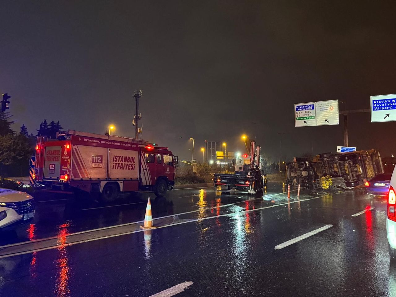 Hafriyat kamyonu bariyere çarparak devrildi: 2 yaralı 1
