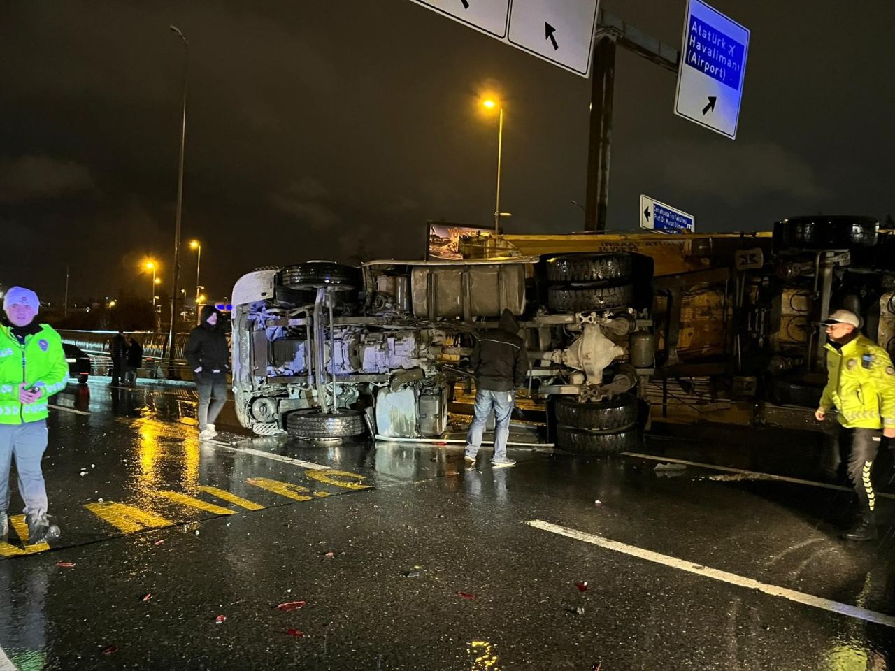 Hafriyat kamyonu bariyere çarparak devrildi: 2 yaralı 2