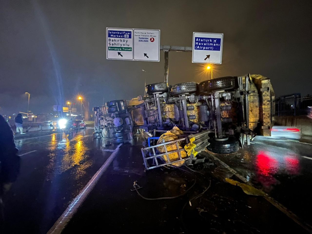 Hafriyat kamyonu bariyere çarparak devrildi: 2 yaralı 3