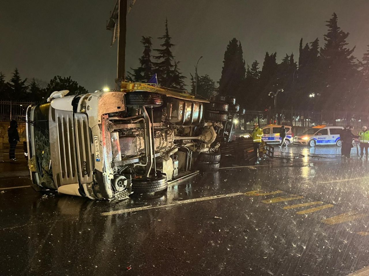 Hafriyat kamyonu bariyere çarparak devrildi: 2 yaralı 4