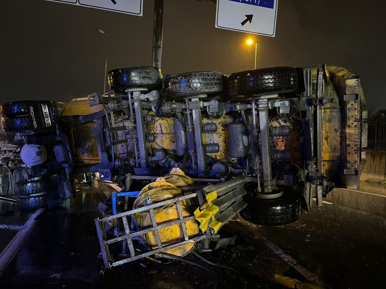 Hafriyat kamyonu bariyere çarparak devrildi: 2 yaralı 6
