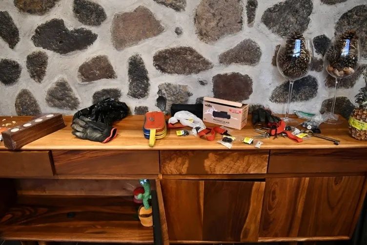 Baronun 'mütevazı' sığınağı! El Mencho'nun öldürüldüğü villadan şok görüntüler: Aziz heykelleri ve ilaç dolapları dikkat çekti 10