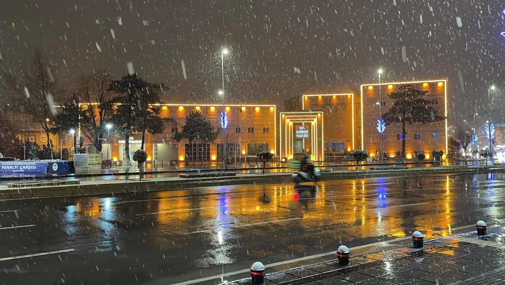 Kayseri’de kar yağışı etkili oldu! Kent, beyaz örtüyle kaplandı 2