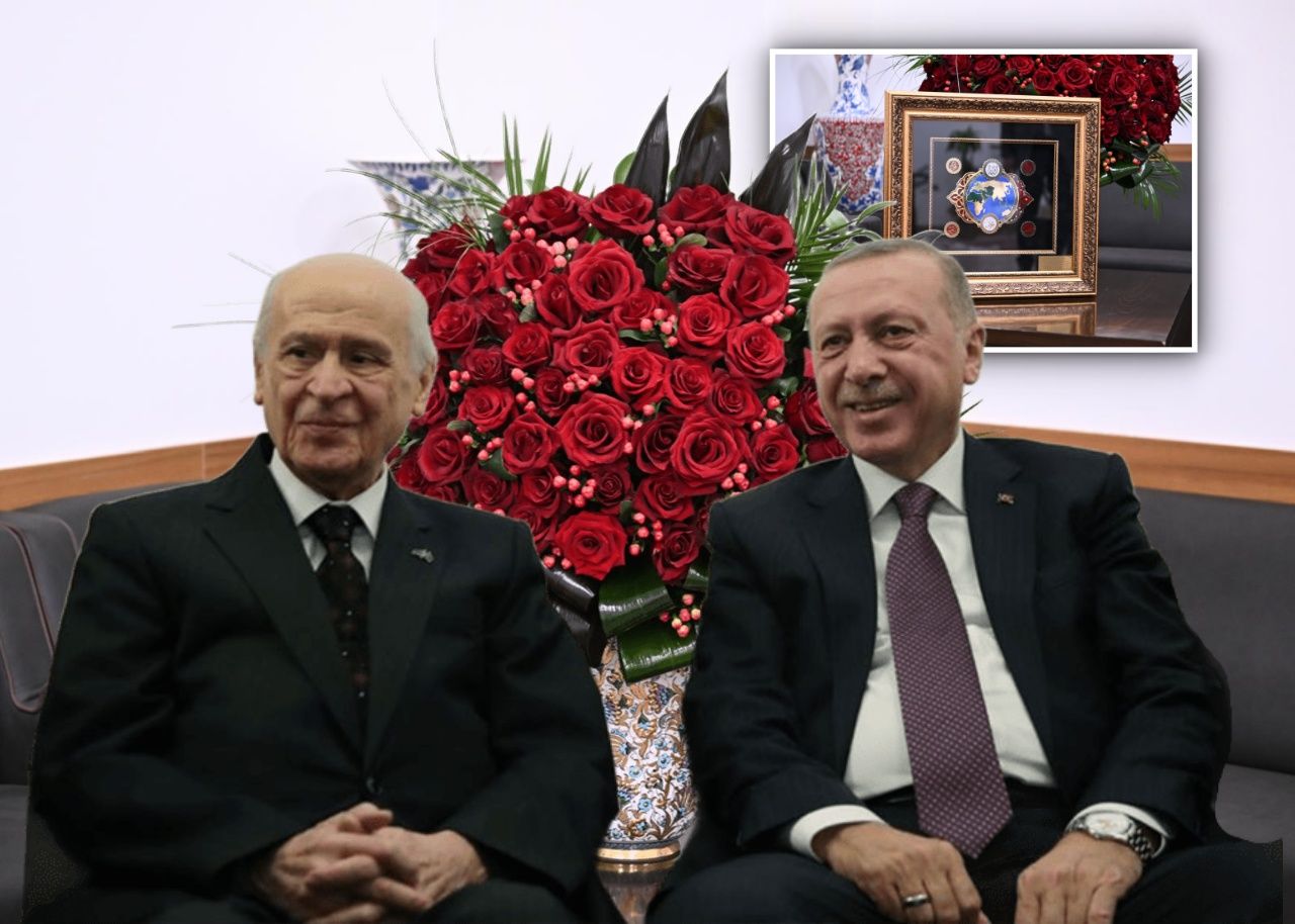 Her detayı bir mesaj! Bahçeli'nin Cumhurbaşkanı Erdoğan'a doğum günü için gönderdiği tablonun sırrı... 1