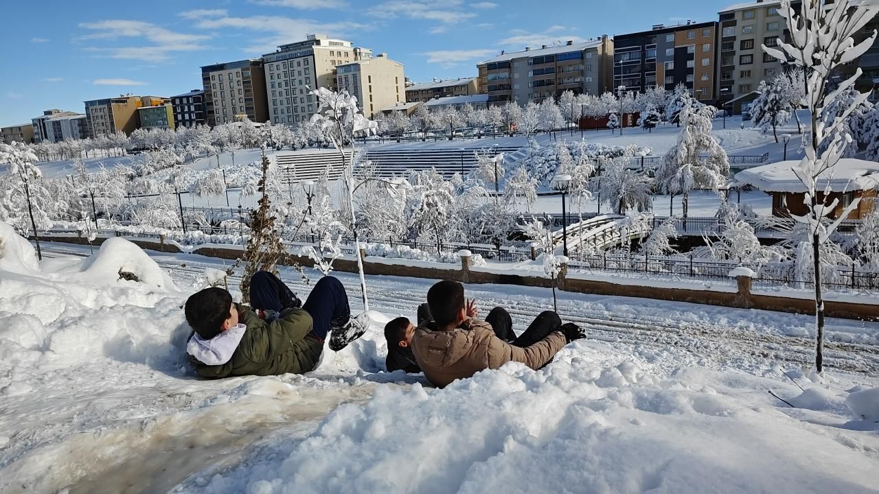 Valilikler peş peşe duyurdu! Yarın bu illerimizde okullar tatil 12