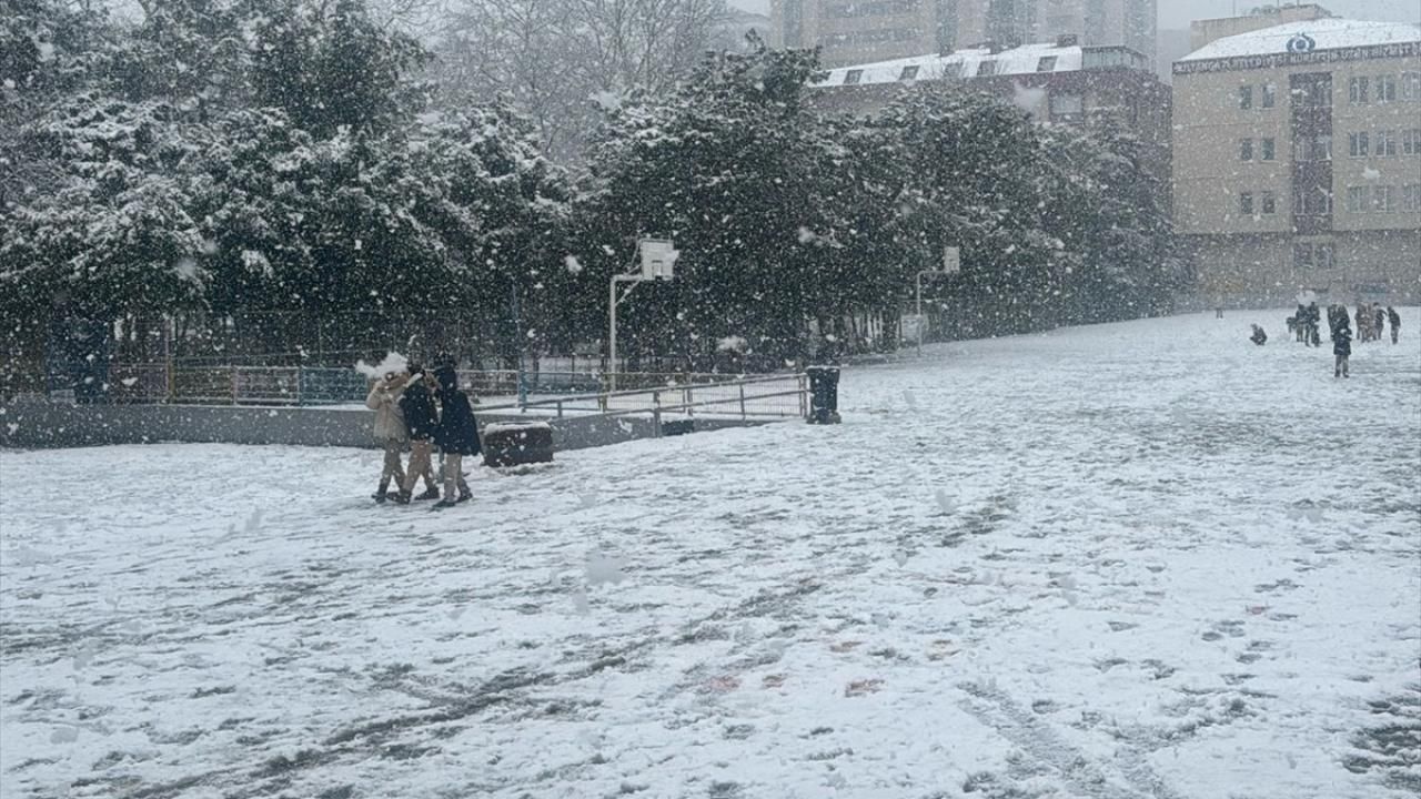 Valilikler peş peşe duyurdu! Yarın bu illerimizde okullar tatil 16
