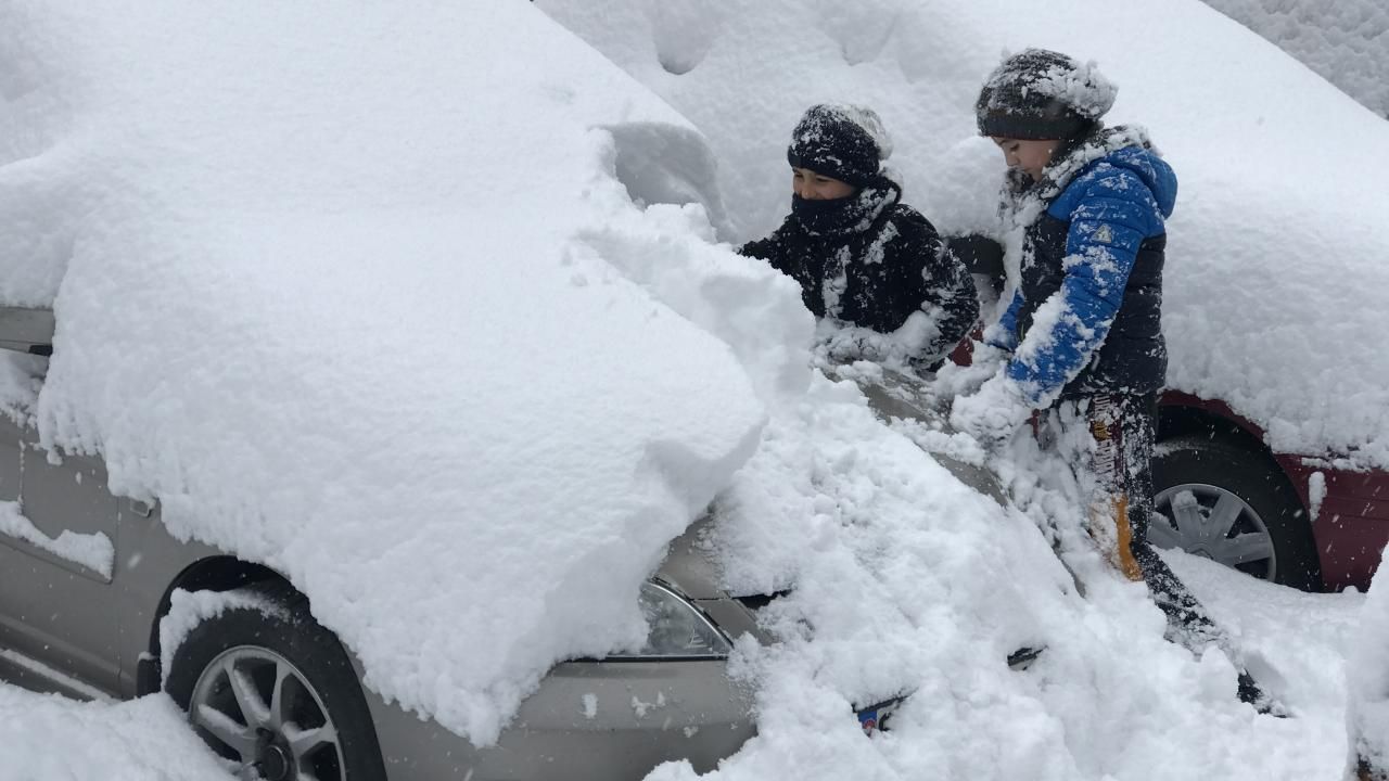 Valilikler peş peşe duyurdu! Yarın bu illerimizde okullar tatil 24