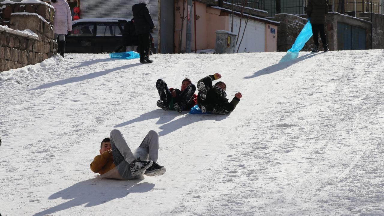 Valilikler peş peşe duyurdu! Yarın bu illerimizde okullar tatil 25
