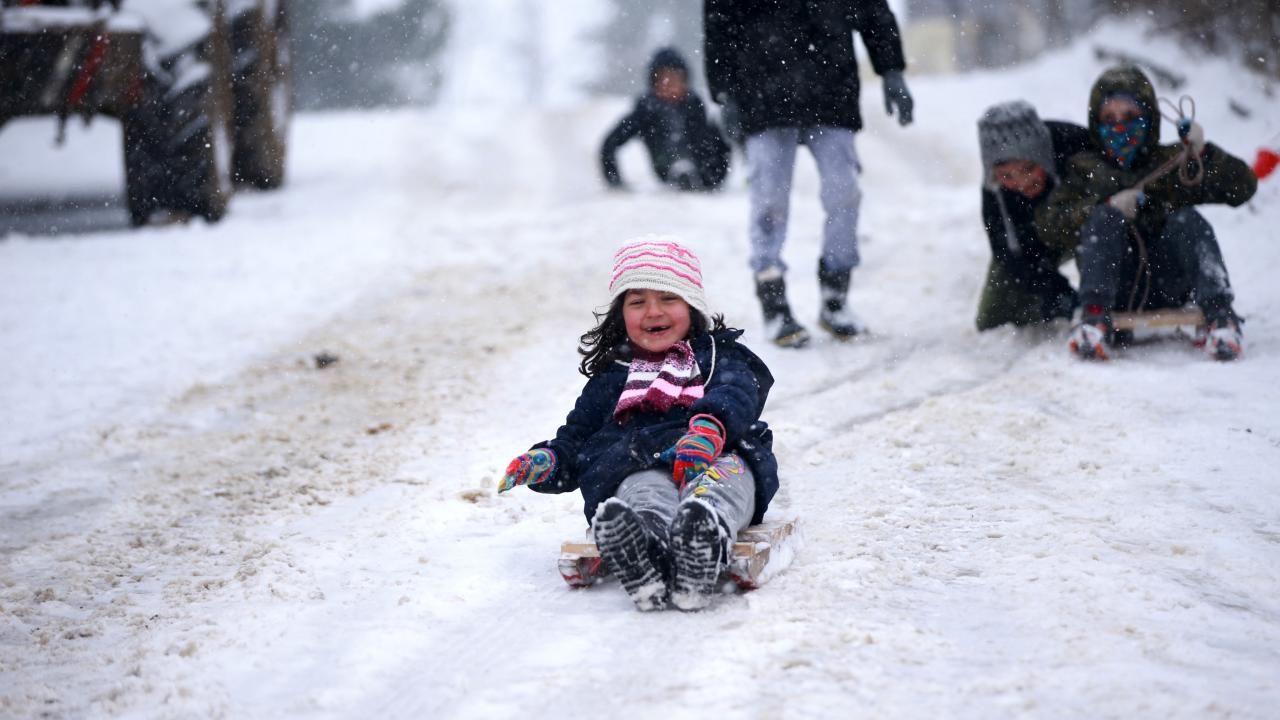 Valilikler peş peşe duyurdu! Yarın bu illerimizde okullar tatil 26