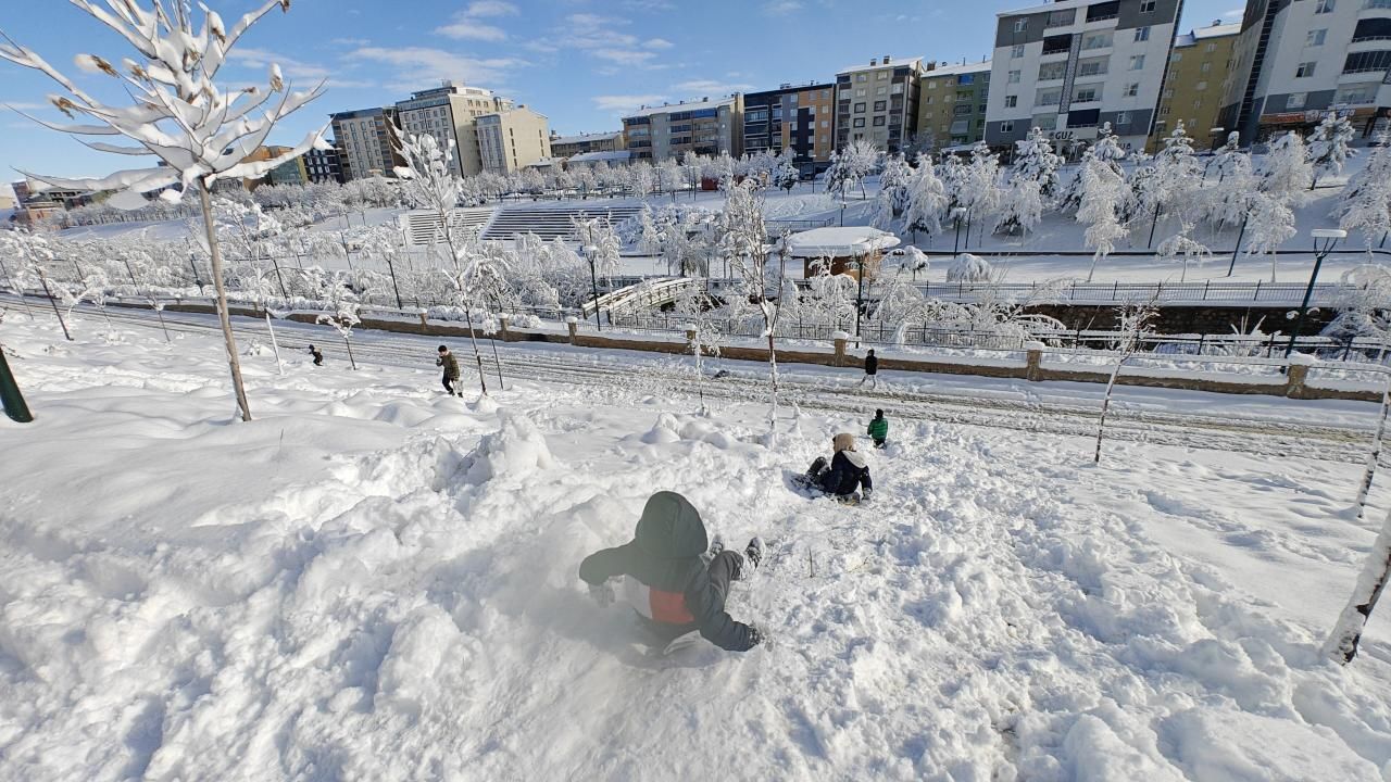 Valilikler peş peşe duyurdu! Yarın bu illerimizde okullar tatil 9