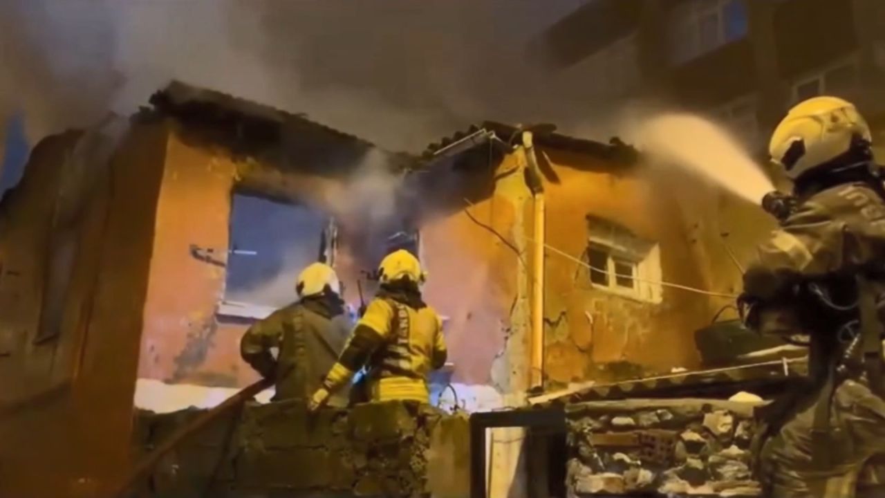 Fatih'te metruk binada yangın: Alevler ahşap binaya sıçradı 3